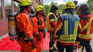 Die Einsatzkräfte trugen teilweise spezielle Schutzkleidung. Die Einsatzkräfte trugen teilweise spezielle Schutzkleidung.