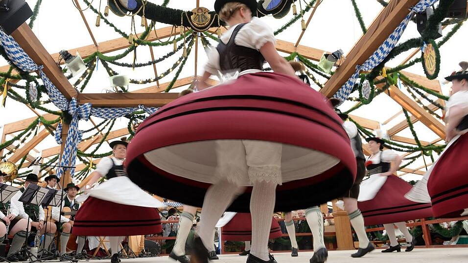 Im Südteil des Festgeländes findet die Oide Wiesn statt - mit einem günstigen Bierpreise im Museumszelt. (Archivbild) Im Südteil des Festgeländes findet die Oide Wiesn statt - mit einem günstigen Bierpreise im Museumszelt. (Archivbild)