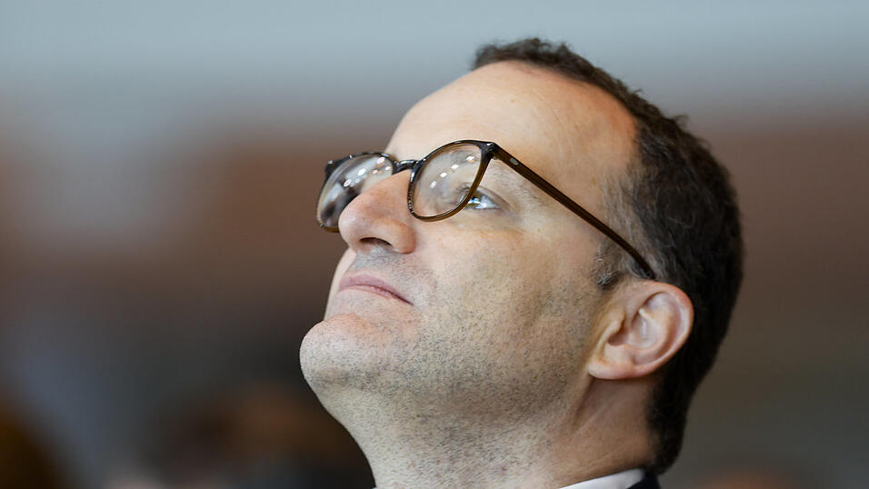 Jens Spahn machte außergewöhnlich schnell Karriere in seiner Partei, der CDU. Mit deren derzeitigem Vorsitzenden, Bundeskanzler Friedrich Merz, verband ihn eine reservierte Zweckpartnerschaft. Jens Spahn machte außergewöhnlich schnell Karriere in seiner Partei, der CDU. Mit deren derzeitigem Vorsitzenden, Bundeskanzler Friedrich Merz, verband ihn eine reservierte Zweckpartnerschaft.