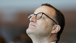 Jens Spahn machte außergewöhnlich schnell Karriere in seiner Partei, der CDU. Mit deren derzeitigem Vorsitzenden, Bundeskanzler Friedrich Merz, verband ihn eine reservierte Zweckpartnerschaft. Jens Spahn machte außergewöhnlich schnell Karriere in seiner Partei, der CDU. Mit deren derzeitigem Vorsitzenden, Bundeskanzler Friedrich Merz, verband ihn eine reservierte Zweckpartnerschaft.