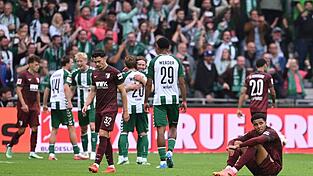 Bremer Jubel, Augsburger Frust: Nach einer 2:0-Führung verlor der FCA gegen Werder noch mit 2:3. Bremer Jubel, Augsburger Frust: Nach einer 2:0-Führung verlor der FCA gegen Werder noch mit 2:3.