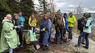 Wetterfest ausger&uuml;stet, st&auml;rkten sich die Wanderer am Plattenstein mit Kaffee und Kuchen.