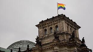 Wann weht die Regenbogenflagge &uuml;ber dem Bundestag? An dieser Frage entz&uuml;ndete sich 2025 ein politischer Streit. (Symbolbild)
