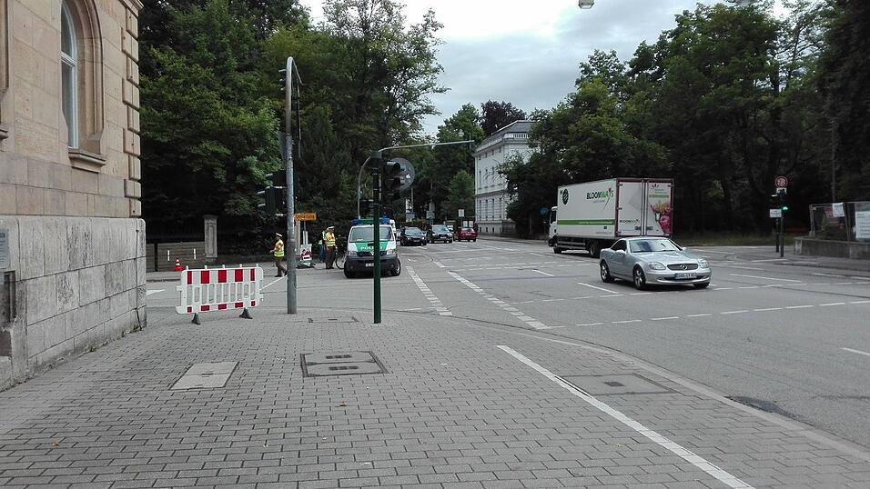 Die Bombe wird entschärft und dann gesprengt.