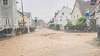Einige Straßen in Langenbach, etwa die Dorfstraße, verwandelten sich am Samstag innerhalb von wenigen Minuten in reißende Bäche. Einige Straßen in Langenbach, etwa die Dorfstraße, verwandelten sich am Samstag innerhalb von wenigen Minuten in reißende Bäche.