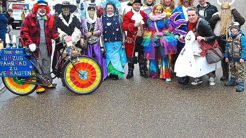 Die Gruppe von Bruni Hebauer lie&szlig; nochmals die Themen der vergangenen 20 Umz&uuml;ge aufleben; mit auf dem Bild auch TSV-Vorsitzender Stefan Mahrer und B&uuml;rgermeister Herbert Heidingsfelder (hinten von rechts).