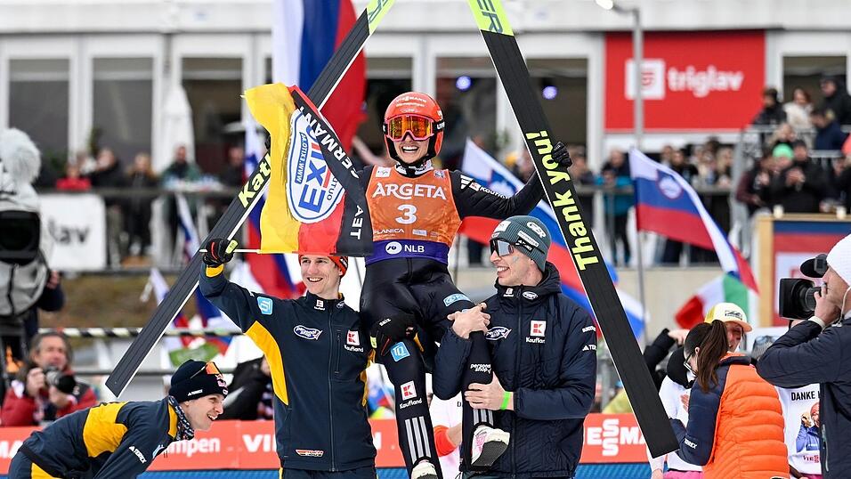 Katharina Schmid lie&szlig; sich nach dem letzten Sprung ihrer Karriere feiern.