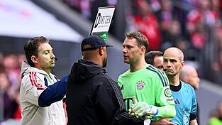 Manuel Neuer (grünes Trikot) wird im letzten Bundesliga-Spiel dieser Saison ausgewechselt. Manuel Neuer (grünes Trikot) wird im letzten Bundesliga-Spiel dieser Saison ausgewechselt.