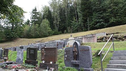 Eine naturnahe Waldfriedhofsecke ist im oberen Teil des Friedhofes angedacht. Eine naturnahe Waldfriedhofsecke ist im oberen Teil des Friedhofes angedacht.