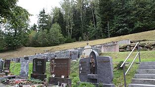Eine naturnahe Waldfriedhofsecke ist im oberen Teil des Friedhofes angedacht. Eine naturnahe Waldfriedhofsecke ist im oberen Teil des Friedhofes angedacht.