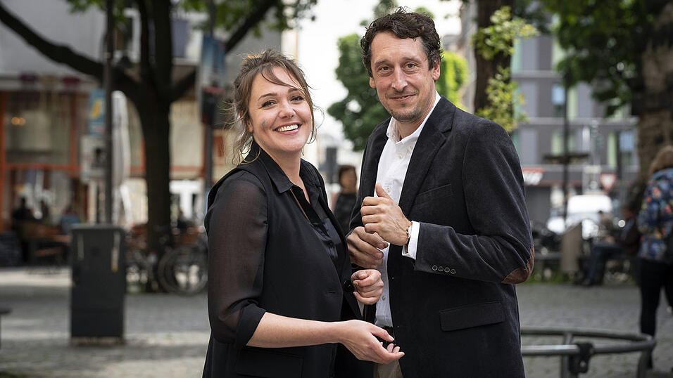 Müssen sich zusammenraufen: Fabian (Hans Löw, rechts) und Cora (Alwara Höfels) Müssen sich zusammenraufen: Fabian (Hans Löw, rechts) und Cora (Alwara Höfels)