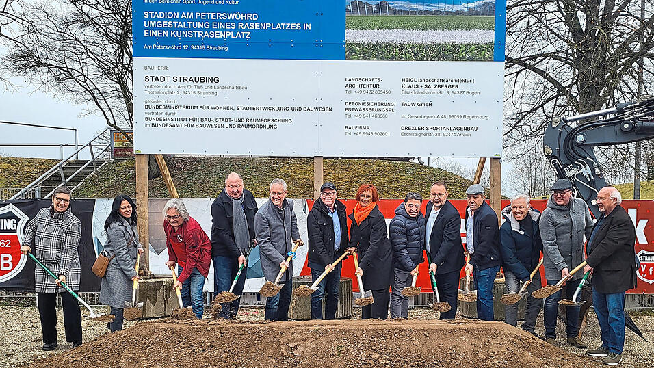 Nach jahrelanger Planung konnte der erste Spatenstich in gro&szlig;er Ausf&uuml;hrung stattfinden. Hier nahmen die Schaufel in die Hand: MdB Erhard Grundl (4.v.l.), Oberb&uuml;rgermeister Markus Pannermayr (5.v.l.), Landwirtschaftsarchitektin Doris Drummer (links), B&uuml;rgermeister Albert Solleder (3.v.r.) und Werner Sch&auml;fer (rechts) sowie die Leiterin des Tiefbauamts, Christina Pop (Mitte), zusammen mit Vertretern der Sportvereine und der Stadt Straubing