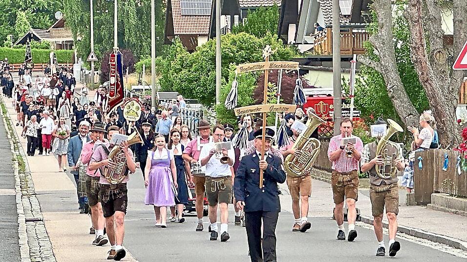 2. Vorstand Martin Schneider führte mit der Grabitzer Blechblos'n den Zug an. 2. Vorstand Martin Schneider führte mit der Grabitzer Blechblos'n den Zug an.