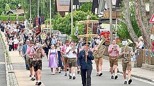 2. Vorstand Martin Schneider führte mit der Grabitzer Blechblos'n den Zug an.
