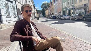 Christian D. in der Zweibrückenstraße, wo er und seine Schwester angegriffen worden sind. Er hat jetzt ein ungutes Gefühl, wenn er abends aus dem Haus geht.