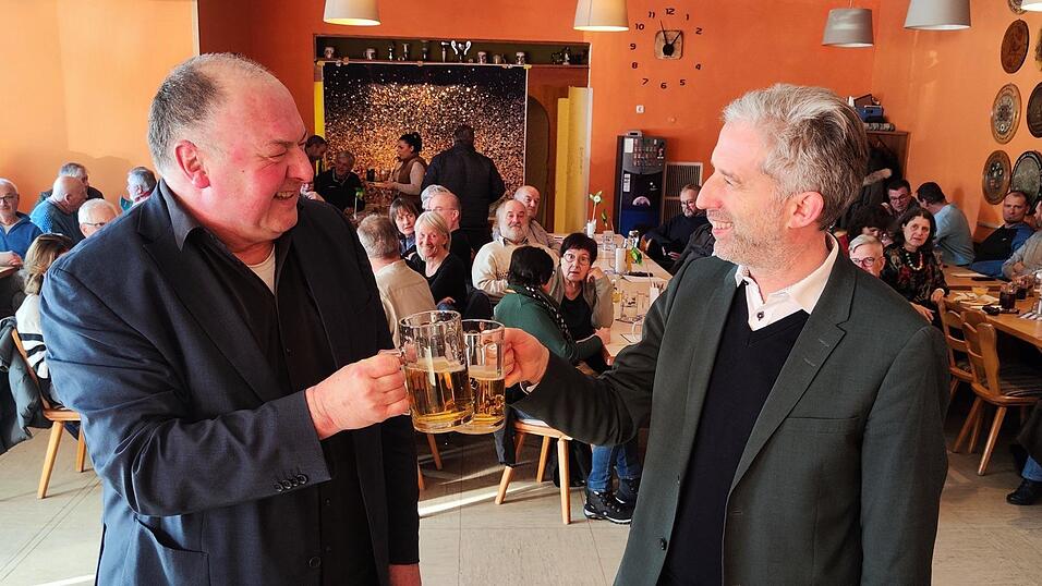 &bdquo;Das Glas ist halb voll, je nachdem wie man es betrachtet&ldquo;, sagte Boris Palmer (rechts). Im Wirtshausgespr&auml;ch im Sch&uuml;tzenhaus stie&szlig; er mit Oberb&uuml;rgermeisterkandidat Erhard Grundl an.