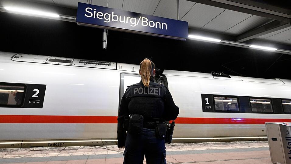 Bei der Ankunft im Bahnhof Siegburg/Bonn wurde der 20-J&auml;hrige von der Bundespolizei aus dem ICE gezogen.