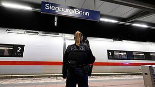 Bei der Ankunft im Bahnhof Siegburg/Bonn wurde der 20-J&auml;hrige von der Bundespolizei aus dem ICE gezogen.