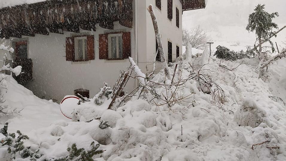 chnee und abgebrochene Äste liegen in einer Straße. Unwetter sind über große Teile Italiens hinweggezogen. In Südtirol herrschte Schneechaos, eine Lawine traf das Dorf Martell.