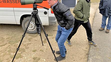 Ach Landrat Bernd Sibler wagte einen Blick durchs Spektiv.