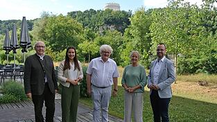 Die Mitglieder des Auswahlgremiums v.l.n.r.: Landrat Martin Neumeyer, Franziska Häffner (Geschäftsstellenleiterin Gesundheitsregionplus), Dr. Alfons Stiegler (Ärztlicher Kreisverband Kelheim) sowie Kreisräte Christiane Lettow-Berger und Niklas Neumeyer.