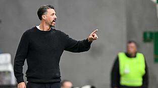 Augsburg-Trainer Sandro Wagner hat schon jetzt eine ereignisreiche erste Saisonphase hinter sich. (Archivbild)