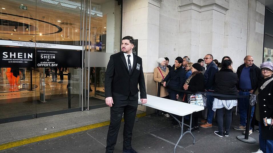 Zahlreiche Menschen standen vor der Eröffnung stundenlang Schlange.