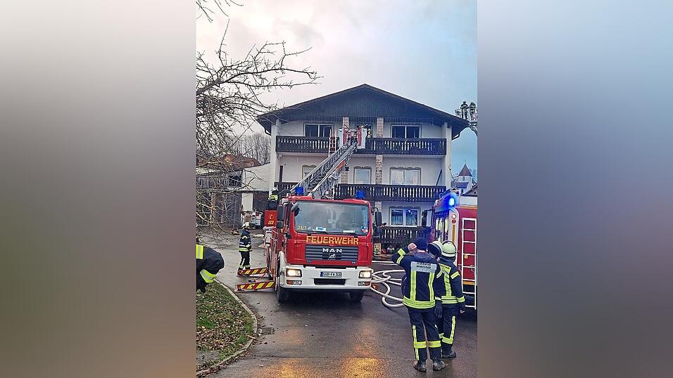 Eine Frau wird vom Balkon gerettet.