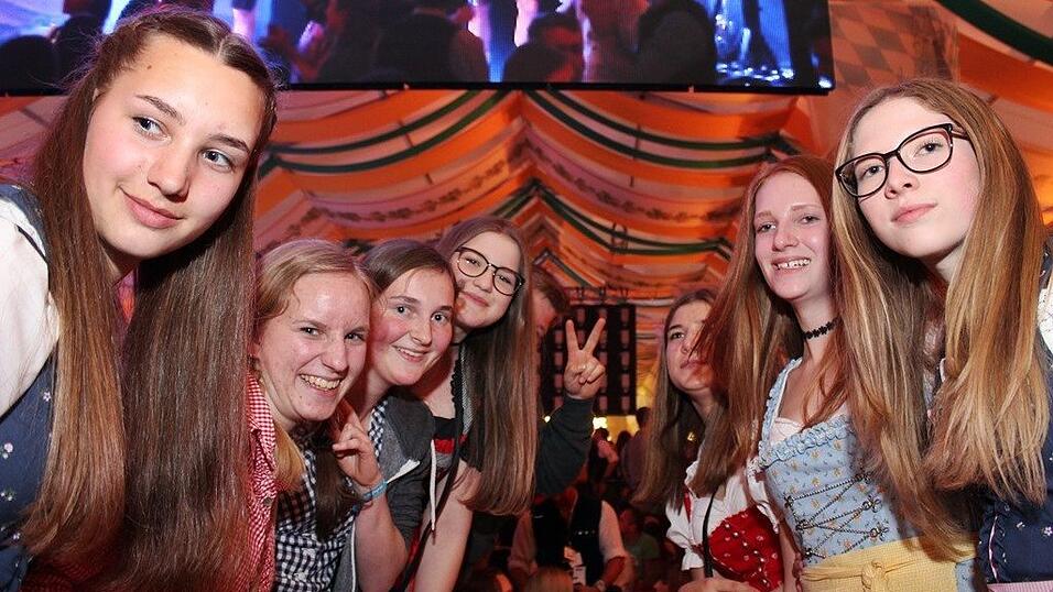 Die Fr&uuml;hjahrsdult 2017 in Landshut neigt sich dem Ende entgegen. Grund genug, noch einmal richtig in den Bierzelten zu feiern - abgerundet vom traditionellen Feuerwerk.