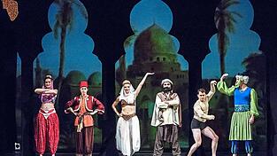 Margit Gilch (Dschinni), Emily Fultz (Aladdin), Reinhild Buchmayer (Jasmine), Victor Campos Leal (Schlangenbeschwörer), Mark Watson Williams (Der Mann mit dem Schlegel), Basil H. E. Coleman (Madame Twankey, von links) Margit Gilch (Dschinni), Emily Fultz (Aladdin), Reinhild Buchmayer (Jasmine), Victor Campos Leal (Schlangenbeschwörer), Mark Watson Williams (Der Mann mit dem Schlegel), Basil H. E. Coleman (Madame Twankey, von links)