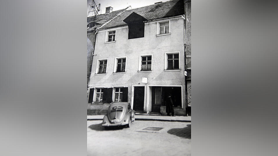 So sah es in den 50er-Jahren in der Landauer Altstadt aus. Das Bild zeigt die ehemalige B&auml;ckerei Weinzierl mit einem Mehlaufzug.