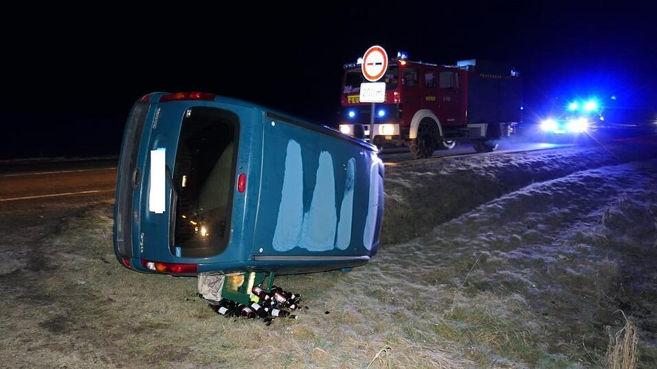Nach einem Unfall auf der B85 fehlt vom Fahrer jede Spur.