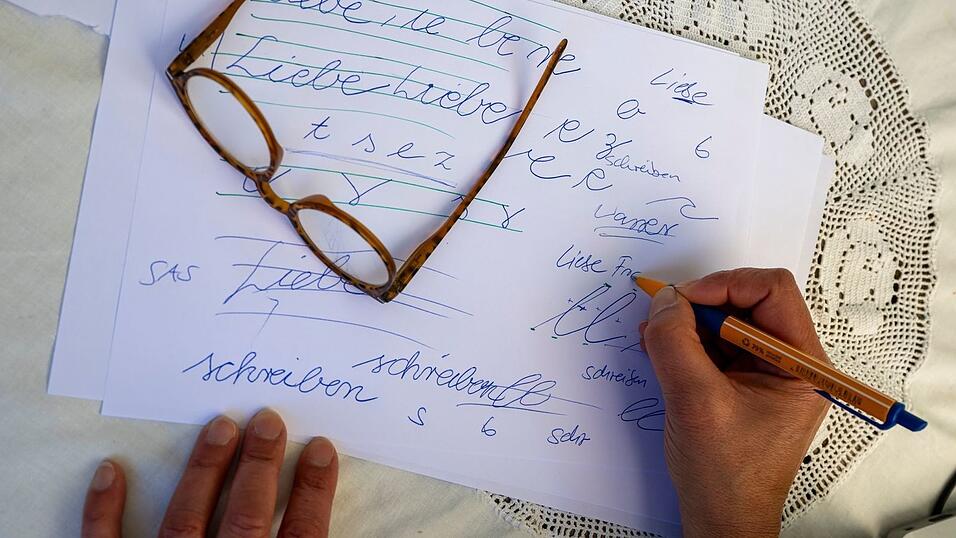 Beispiele für verschiedene Schriften, die an den Schulen gelehrt werden (Archivbild). Beispiele für verschiedene Schriften, die an den Schulen gelehrt werden (Archivbild).