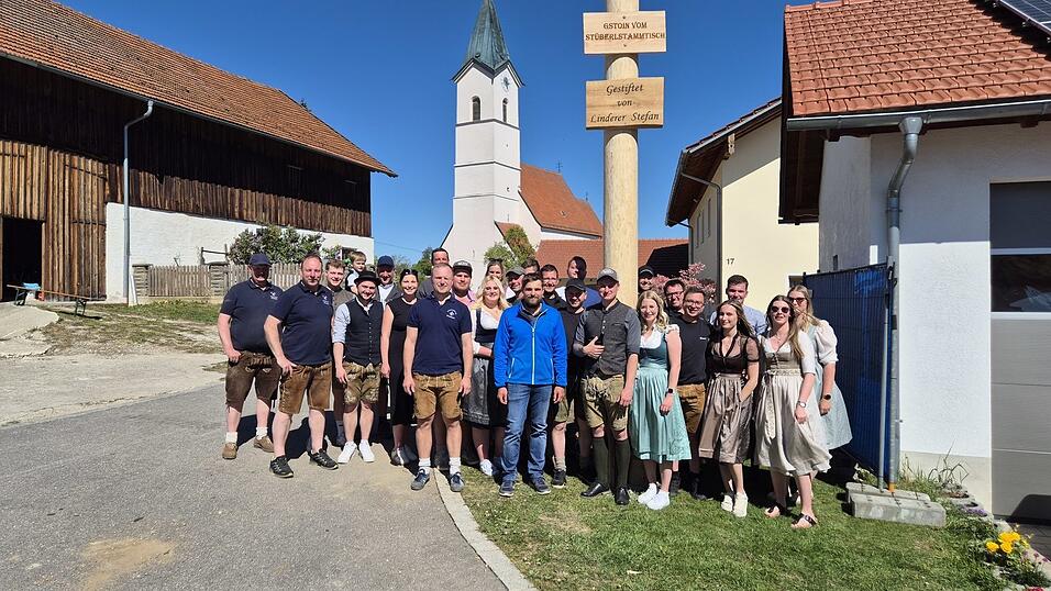 Maibaum aufstellen in Frauenhaselbach durch die Freiwillige Feuerwehr Wiesbach am Gasthaus Hagenberger: Zahlreiche G&auml;ste verfolgten das traditionelle Aufstellen.F&uuml;r Bewirtung sowie eine H&uuml;pfburg f&uuml;r Kinder sorgte die Feuerwehr. Das Fest klang bei gem&uuml;tlichem Beisammensein aus.