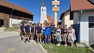 Maibaum aufstellen in Frauenhaselbach durch die Freiwillige Feuerwehr Wiesbach am Gasthaus Hagenberger: Zahlreiche G&auml;ste verfolgten das traditionelle Aufstellen.F&uuml;r Bewirtung sowie eine H&uuml;pfburg f&uuml;r Kinder sorgte die Feuerwehr. Das Fest klang bei gem&uuml;tlichem Beisammensein aus.