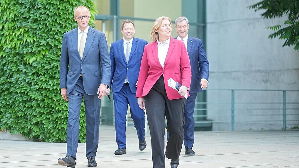 Die SPD-Vorsitzenden Bärbel Bas und Lars Klingbeil wird in der Partei vorgehalten, als Teil der Regierung von Friedrich Merz (CDU) zu wenig SPD-Politik durchsetzen zu können. (Archivfoto) Die SPD-Vorsitzenden Bärbel Bas und Lars Klingbeil wird in der Partei vorgehalten, als Teil der Regierung von Friedrich Merz (CDU) zu wenig SPD-Politik durchsetzen zu können. (Archivfoto)