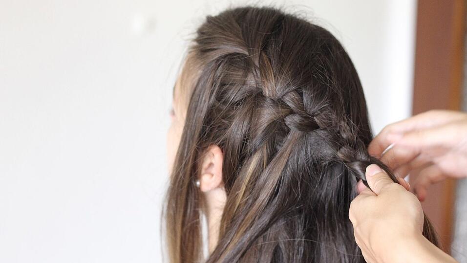 Geflochten wird so lange, bis man am Hinterkopf ankommt. Geflochten wird so lange, bis man am Hinterkopf ankommt.