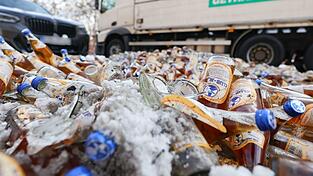 Die Bundesstra&szlig;e 470 war nach dem Unfall f&uuml;r die Bergung der Ladung gesperrt.