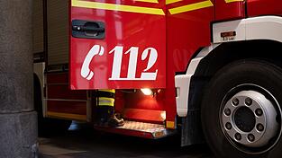 Die Feuerwehr M&uuml;nchen war bei dem Wohnungsbrand mit drei L&ouml;schz&uuml;gen im Einsatz. (Symbolbild)