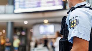 In der Haupthalle des Nürnberger Hauptbahnhofs griff ein 43-Jähriger mehrere Reisende an. (Symbolbild) In der Haupthalle des Nürnberger Hauptbahnhofs griff ein 43-Jähriger mehrere Reisende an. (Symbolbild)