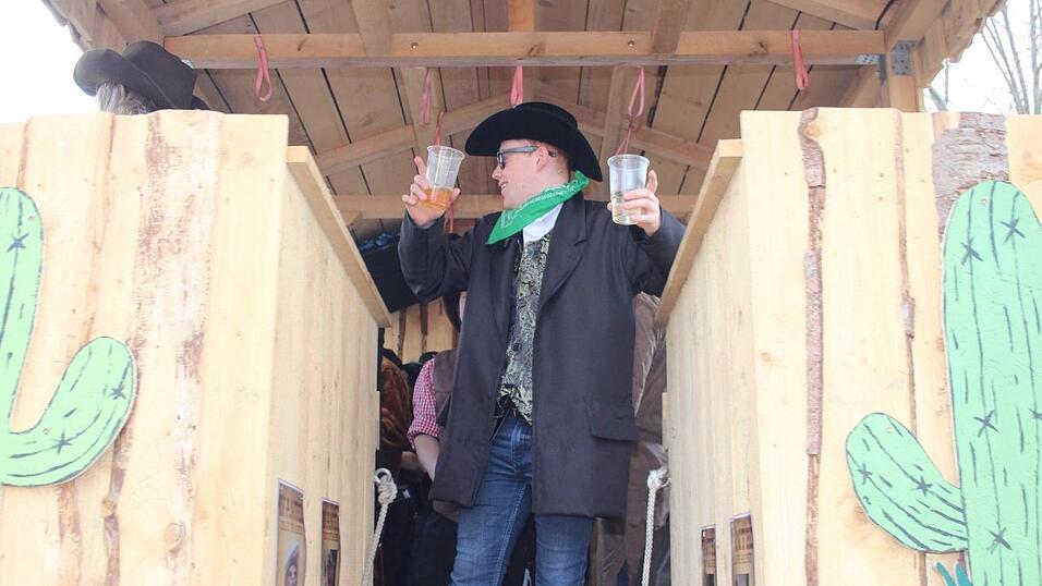 Viele Faschings-Fans haben sich am Samstag den Umzug in Langenbach angesehen. Viele Faschings-Fans haben sich am Samstag den Umzug in Langenbach angesehen.