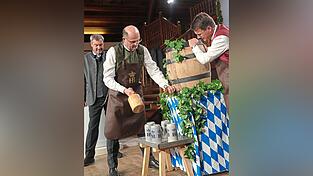 Finanzminister Albert Füracker zapft an, Hofbräu-Chef Jörg Lehmann hält das Fassl fest und Ministerpräsident Markus Söder sieht’s mit Wohlwollen. Finanzminister Albert Füracker zapft an, Hofbräu-Chef Jörg Lehmann hält das Fassl fest und Ministerpräsident Markus Söder sieht’s mit Wohlwollen.