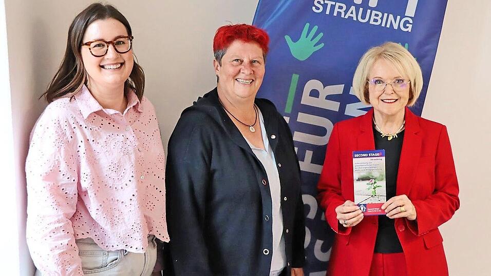 Die Erzieherinnen Elisabeth Neukamm (v.l.) und Petra Thalhofer mit Dr. Regine Langer-Huber, Vorsitzende des Vereins Haus f&uuml;r das Leben.