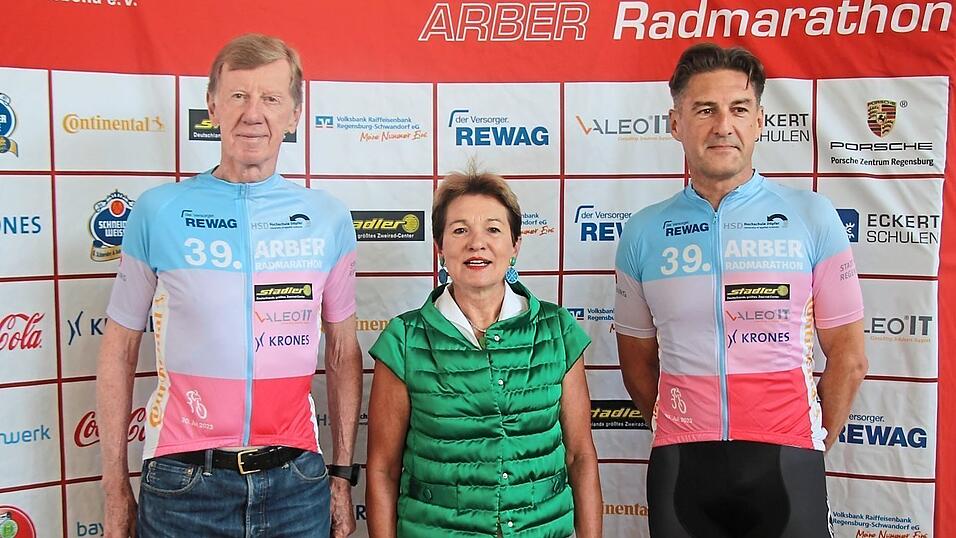 Schirmherr Walter Röhrl (links) und Alexander Koller vom Veloclub im neuen Trikot mit der Vereinsvorsitzenden Barbara Wilfurth. Schirmherr Walter Röhrl (links) und Alexander Koller vom Veloclub im neuen Trikot mit der Vereinsvorsitzenden Barbara Wilfurth.