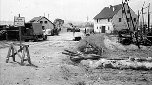 Im Bereich vor der Brücke laufen die Vorbereitungsarbeiten für die dramatischen Schlussszenen. Die Kulissenhäuser sind bereits aufgebaut.