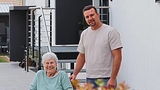 Oma Traudl und Enkel Tobias: Er ist der Hausherr, sie freut sich &uuml;ber den Erhalt des Lebenswerks auf neue Art.