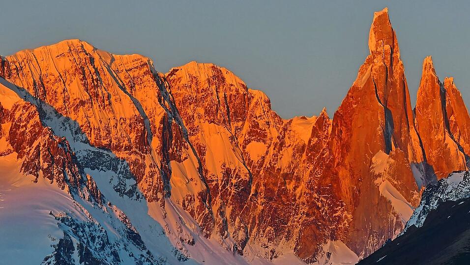 Die ersten Sonnenstrahlen des Tages tauchen den beeindruckenden Cerro Torre in warmes Licht. Die ersten Sonnenstrahlen des Tages tauchen den beeindruckenden Cerro Torre in warmes Licht.