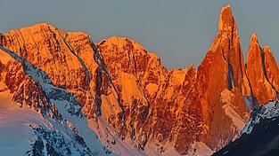 Die ersten Sonnenstrahlen des Tages tauchen den beeindruckenden Cerro Torre in warmes Licht. Die ersten Sonnenstrahlen des Tages tauchen den beeindruckenden Cerro Torre in warmes Licht.