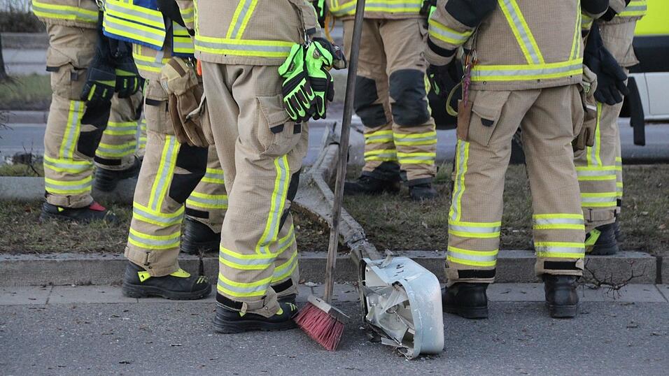 Bei einem Unfall in Regensburg am Sonntag fuhr ein Autofahrer gegen einen Laternenmast, der in der Folge umstürzte. Bei einem Unfall in Regensburg am Sonntag fuhr ein Autofahrer gegen einen Laternenmast, der in der Folge umstürzte.