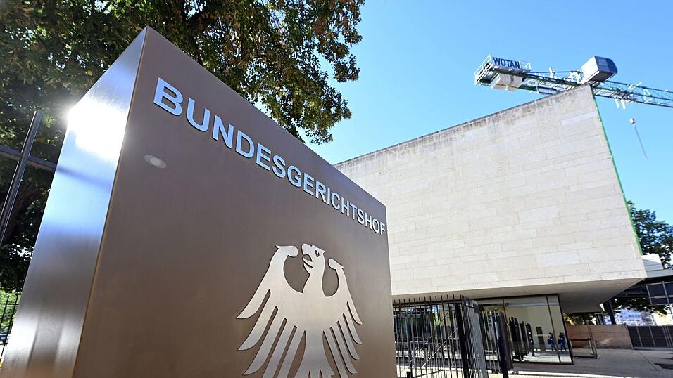 Der Bundesgerichtshof hat ein Urteil gegen zwei junge Menschen bestätigt, die ihren Freund betrunken zurückgelassen hatten. Der Freund ertrank in einem Kanal. Der Bundesgerichtshof hat ein Urteil gegen zwei junge Menschen bestätigt, die ihren Freund betrunken zurückgelassen hatten. Der Freund ertrank in einem Kanal.